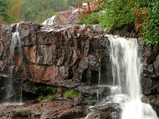 обои Водопад с крутой скалы фото