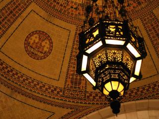 обои Огромный фонарь под куполом в храме фото
