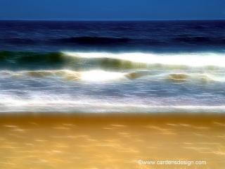 обои для рабочего стола: Полоска желтого песка у синего-синего моря
