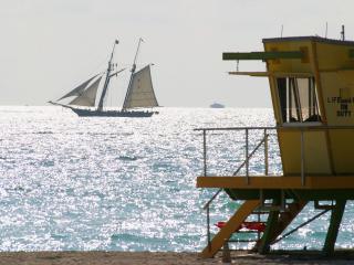 обои для рабочего стола: Sailing Along South Beach,   Miami,   Florida
