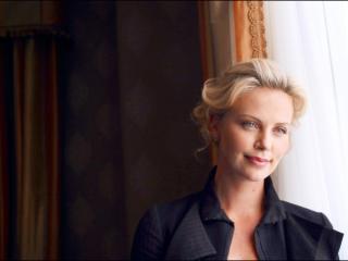 обои Charlize Theron у окна фото