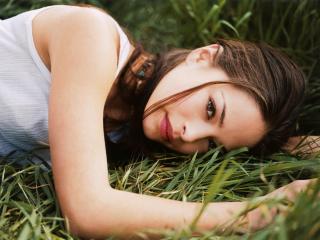 обои Kristin Kreuk лежит на траве фото