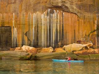 обои Kayaking Along the Sea Cliffs of Pictured Rocks National Seashore,   Lake Superior,   Michigan фото