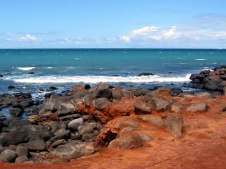 обои Красный песок и каменистый берег моря фото