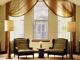 обои Вид интерьера гостиной с двумя креслами фото