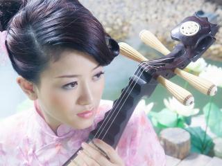 обои Азиатка с музыкальным инструментом фото