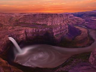 обои Водопад в каньоне фото
