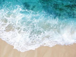 обои Лазурный берег моря и красный песок фото