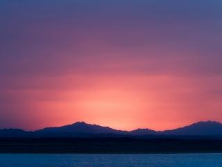 обои Ярко-розовый закат над морем и горами фото
