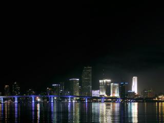 обои Город у моря под ночным небом фото