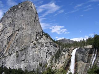 обои Водопад на огромных скалах фото