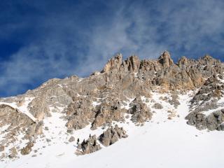 обои Вершина горы покрыта снегом фото