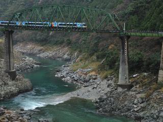 обои Железнодорожный мост через реку фото