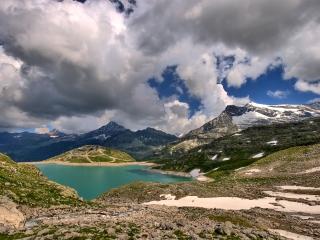 обои Чистое зеленое озеро у гор и пушистые облака фото