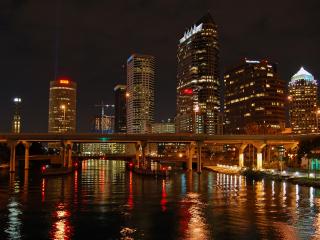 обои Вид на ночной город и мост через реку фото