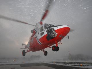 обои Посадка вертолета в снежную погоду фото