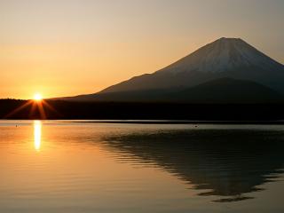 обои Тихое озеро у подножья вулкана фото