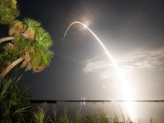 обои Полет ракеты над водоемом в тропиках фото