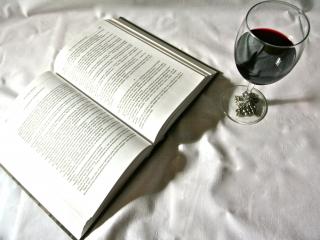 обои Книга с бокалом вина в черно белом цвете фото