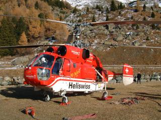 обои Спасательный вертолёт в горах фото