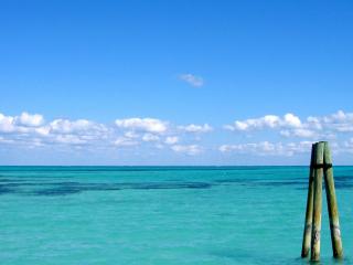 обои Голубой океан,   прозрачная вода океана,   столбики фото