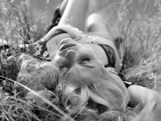 обои Девушка в траве,   черно-белое,   спит,   красивая девушка фото