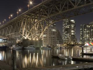 обои Ночь под мостом,   отражения в воде,   ресторан у воды фото