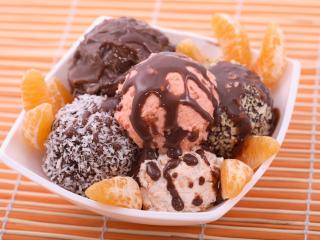 обои Десерт из мороженого  и апельсинов покрытый шоколадом фото