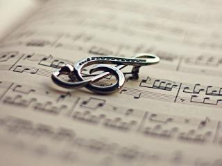 обои Скрипичный ключ на нотной тетради фото