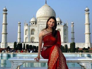 обои для рабочего стола: Индийская актриса в красном