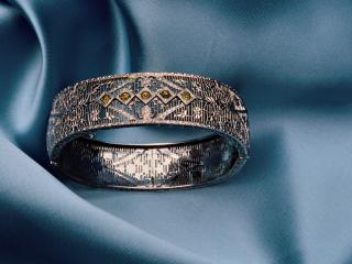 обои Серебряное кольцо на синем шелке фото