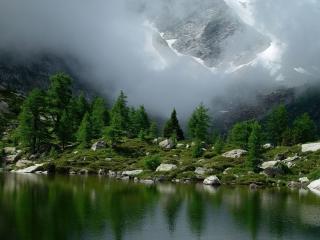 обои Озеро в горах с камнями на берегах фото