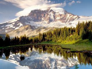 обои Зеркальная гладь озера у подножья могучей заснеженной горы фото