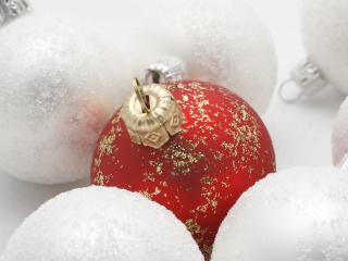 обои Красный шар среди снежных фото