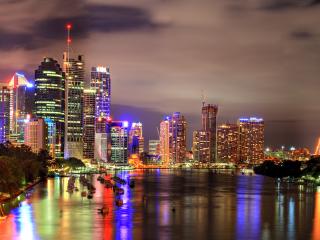 обои Вид на ночной город и лодки в городском пруду фото