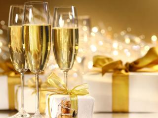обои Три бокала золотистого шампанского и море подарков фото