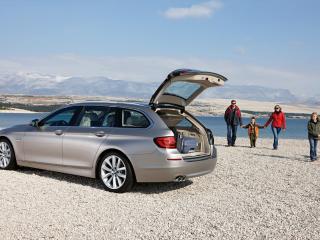 обои 2011 BMW 5 Series Touring октрытый багажник фото
