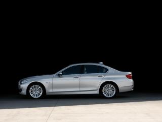 обои 2011 BMW 5 Series сбоку в темноте фото