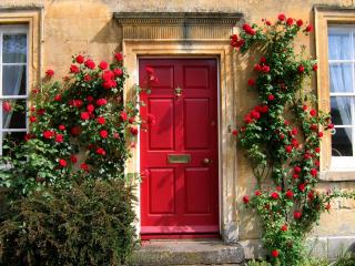 обои Красная английская дверь у дома фото