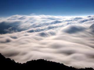 обои Пушистые облака над горами фото