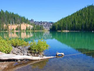 обои Озеро зеленоватое в горах фото