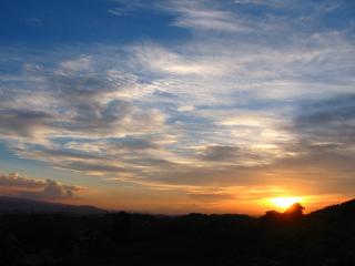 обои Восход солнца в горной долине фото