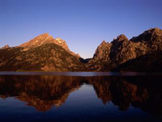 обои Горы отражаются в воде фото
