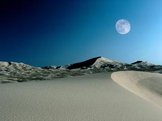 обои для рабочего стола: Луна над пустыней