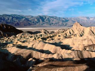 обои Горы из беска в пустынной местности фото