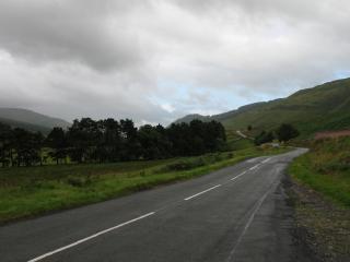 обои Дорога  в горной местности фото