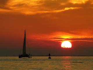 обои Красный закат солнца в море фото