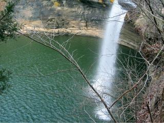 обои Небольшой водопад впадающий в реку фото