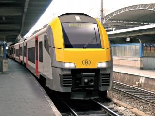 обои Поезд желтый на вокзале фото
