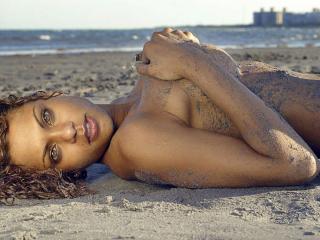 обои Сероглазая девушка в песке фото